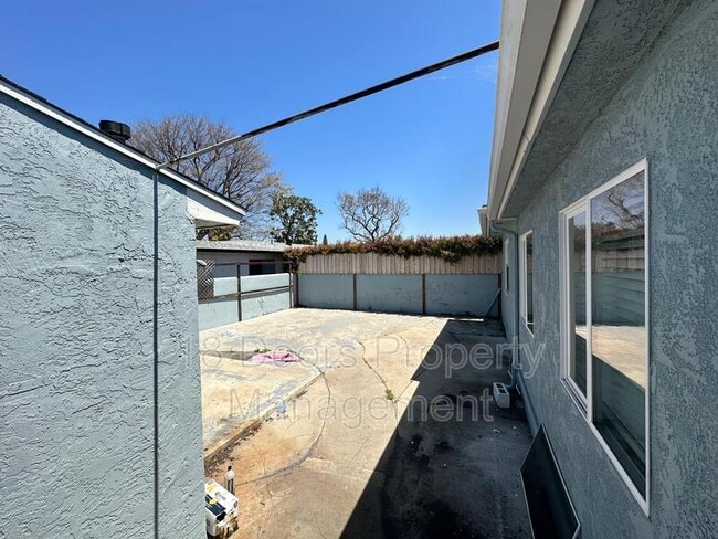 Building Photo - 6350 Mesita Dr