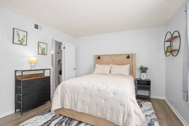 Building Photo - Furnished 1-Bedroom Condo with Modern Upda...