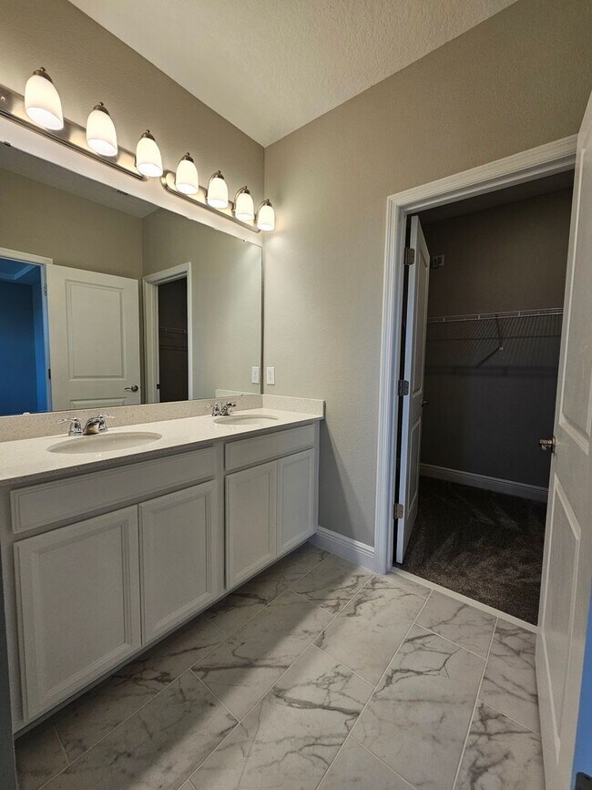 Building Photo - Beautiful and Spacious 3 bedroom 2 bath Townhome With a Split Floor Plan in Winter Garden!