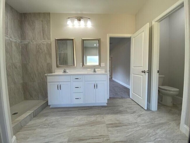 Building Photo - Spacious 3 Bedroom Home in Mary Esther!