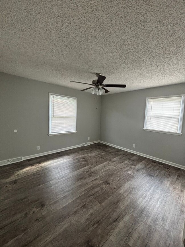 Building Photo - 927 Kenwood Dr