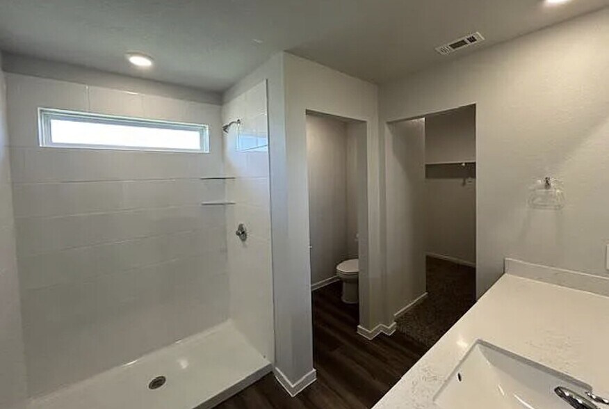 Building Photo - 305 Randall Pl