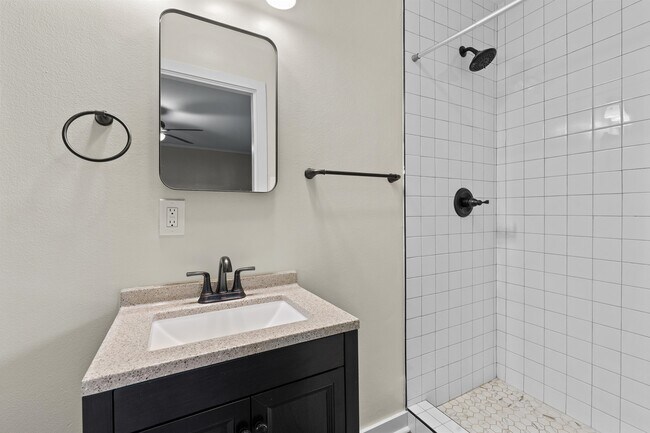 Building Photo - 119 Charles Ave