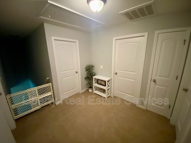 Building Photo - 162 Carriage Way