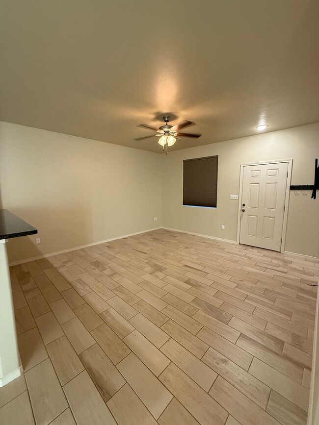 Building Photo - Charming 3BD/2.5BA with Garage in Legends West - Available Now!