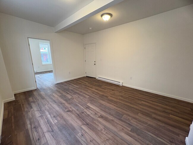 Building Photo - 133 W Maple St