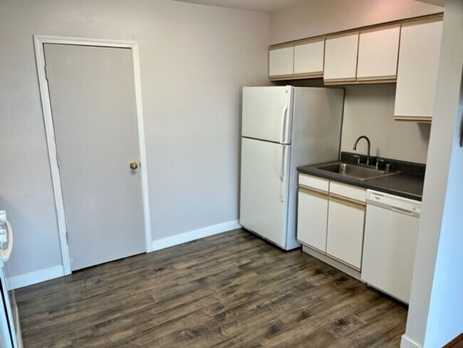 Building Photo - SKIRVIN TRIPLEX