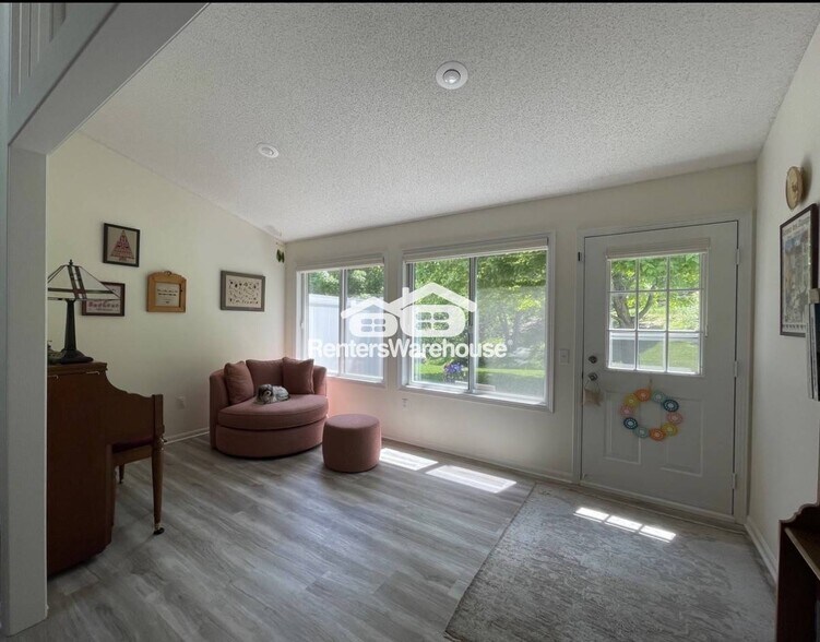 Building Photo - 10845 Lexington Dr