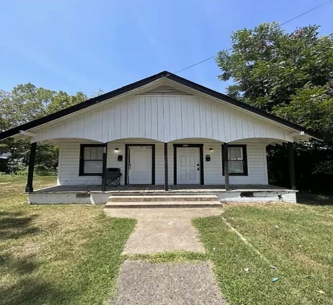 Primary Photo - 220 College Park Cir
