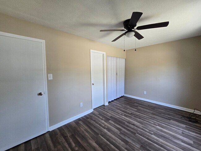 Building Photo - 5523 Livingston Dr
