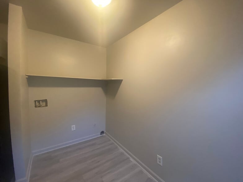 Building Photo - Room in Duplex on Beck St