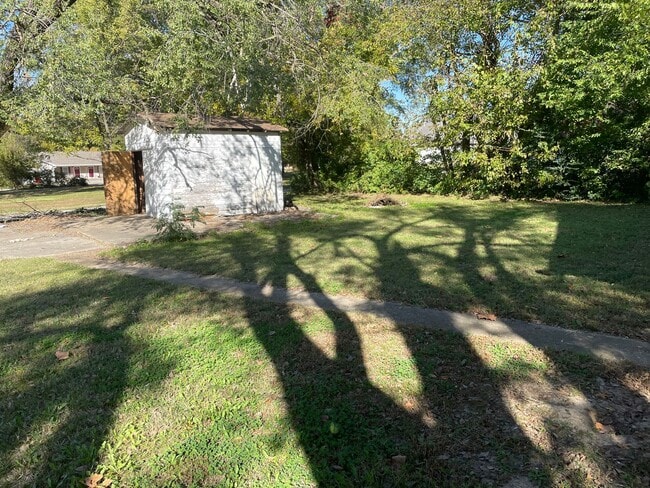 Building Photo - COMING SOON!  GORGEOUS 4BR/1BA - Large Cor...