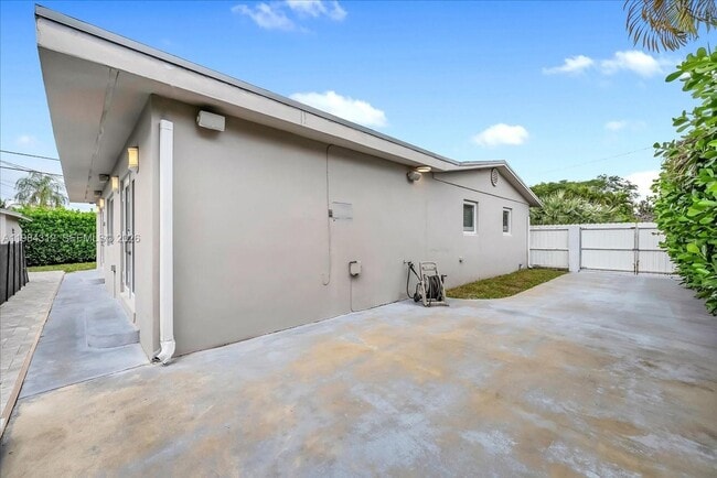 Building Photo - 10330 SW 51st St