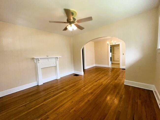 Building Photo - Beautiful, Historic House! Hardwood Floors, Full Basement, Detached Garage; W/D, Pets Ok!