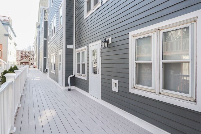 Building Photo - 128 Tudor St