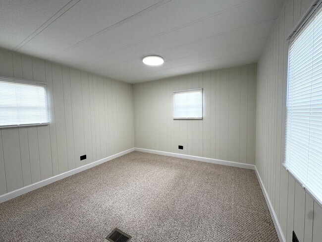 Building Photo - Single Family Manufactured Home- Ready for Move In!