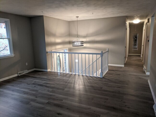 Building Photo - *****Huge 4 bedroom, 3 full bath home FOR ...