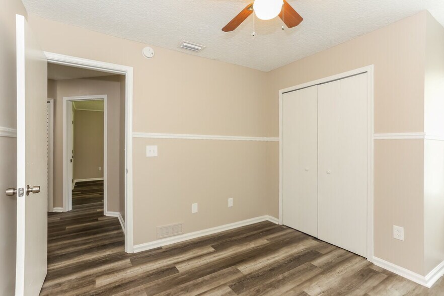 Building Photo - 3030 Caroline Crest Dr E
