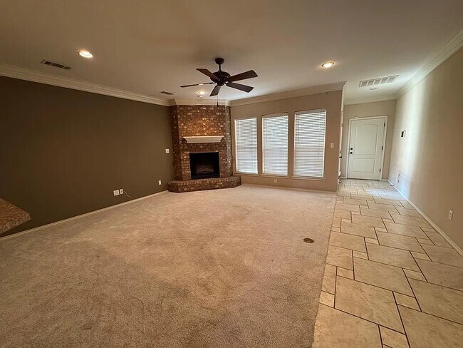 Building Photo - Comfy 3 bd/2 bth home in quiet neighborhood. Walk to the grocery store. 10 minutes to downtown. A...
