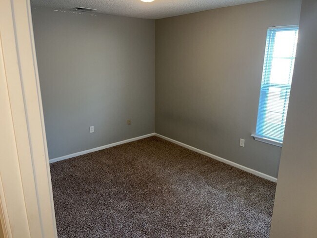 Building Photo - 149 Lancaster Way