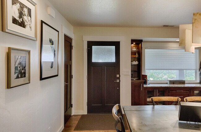 Building Photo - Boise, Beautiful home in the Foothills with lots of privacy