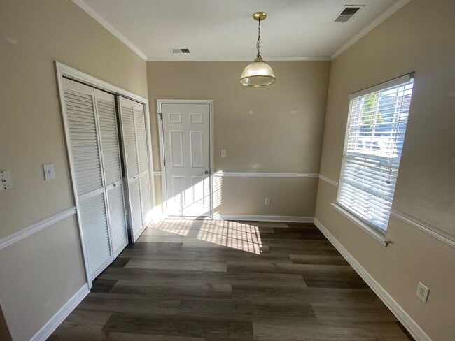 Building Photo - Spacious 4-Bedroom End-Unit Condo in Virgi...