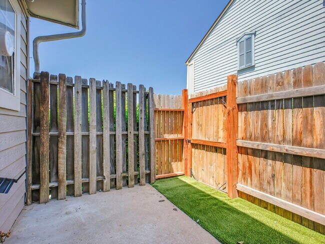 Building Photo - $1,795 // 2-Bed 1-Bath Charming Rowhome in...