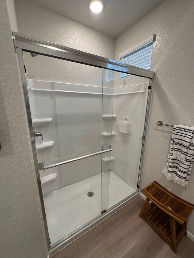 Building Photo - Raindance main floor condo move in ready.