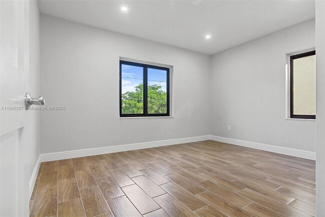 Building Photo - 1136 SW 12th Ct