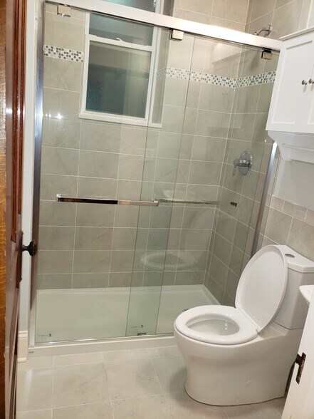 Full bathroom 1 - 912 W Newport Ave