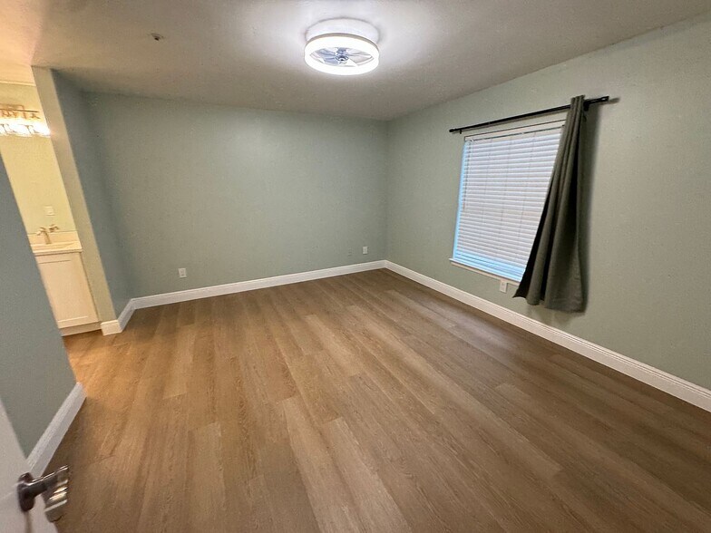 Building Photo - 470 S Pin Oak Pl