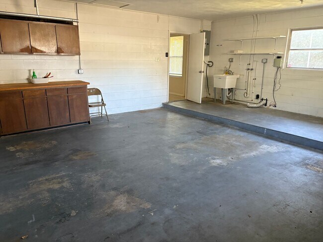 Building Photo - Spacious 3 bedroom home in quiet neighborhood