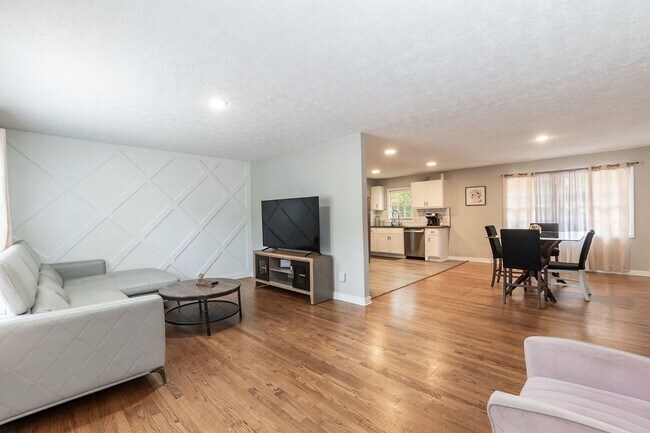 Building Photo - 2212 Foxtrot Rd