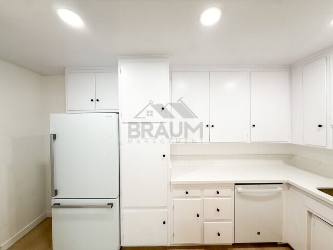 Building Photo - 6039 Whitsett Ave