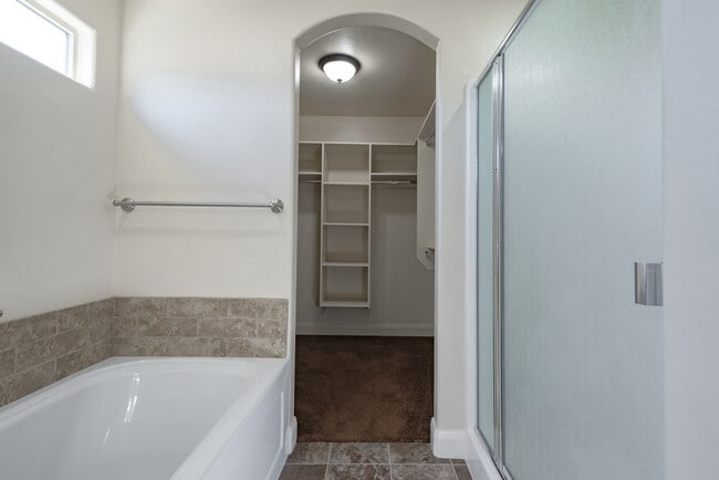 Building Photo - 3 bed 2 bath home with fully-fenced yard