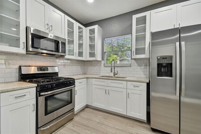 Building Photo - 6810 N Navin Ave