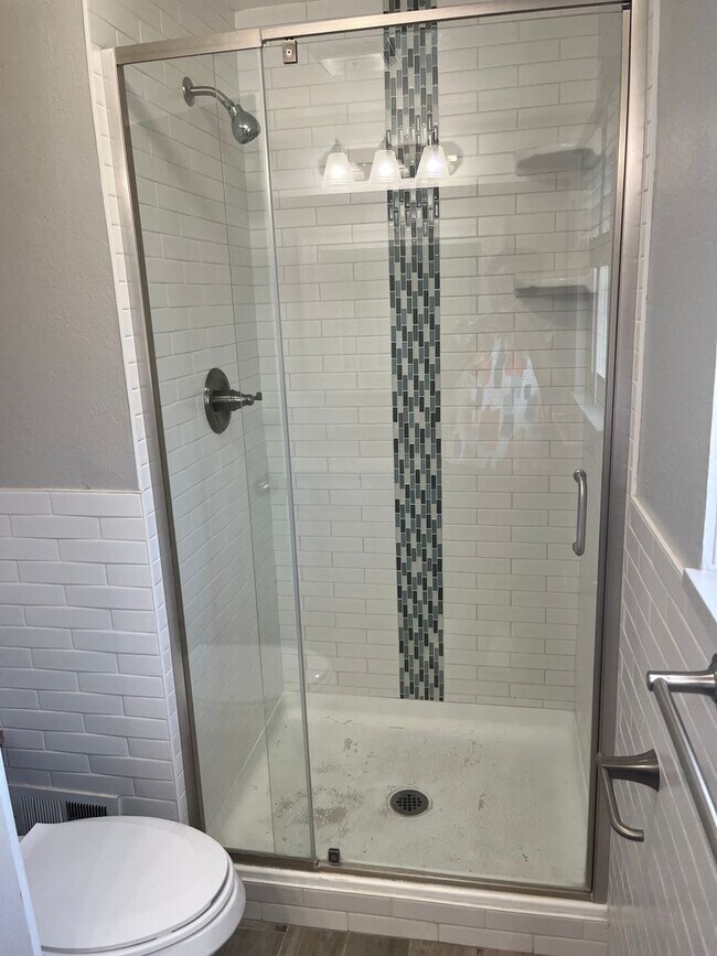 Building Photo - Beautifully Renovated 4bd 3bth Home Move I...
