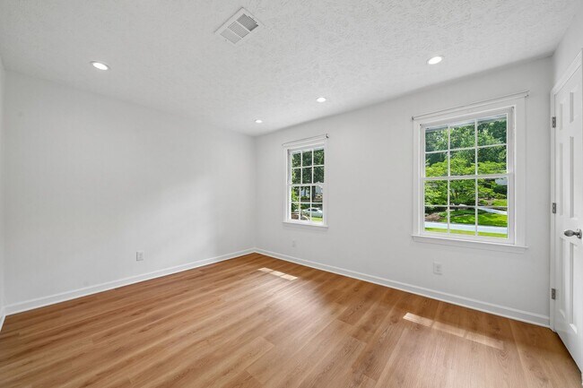 Building Photo - 5 Bedroom Two Story Colonial Home in Walton HS District