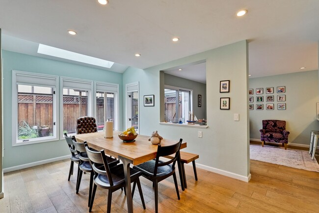 Building Photo - Large 3 Bed 2.5 Bath Townhome walking dist...