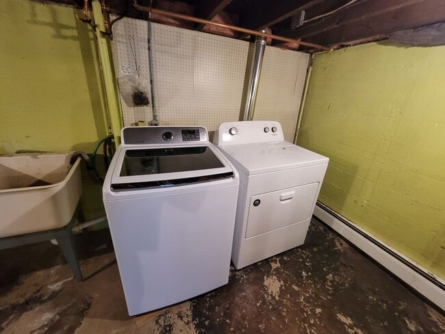 Building Photo - AVAILABLE JUNE - Charming 3 Bed, 1 Bath Home in East hillside!