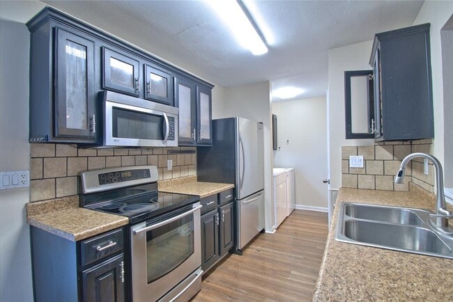 Building Photo - 1015 E Yager Ln