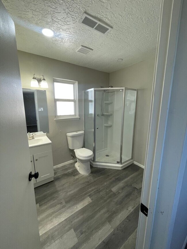 Building Photo - Charming 4-bedroom, 2-bathroom! Showings available NOW!