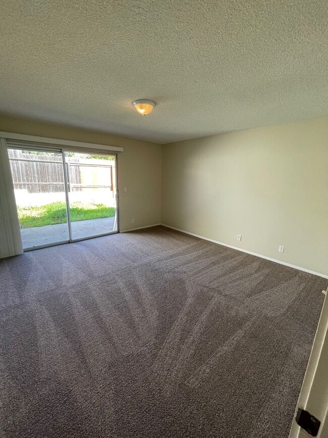 Building Photo - Great location in Camarillo - Las Posas Ga...