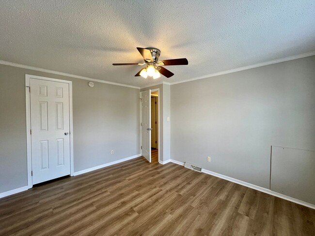 Building Photo - 3-Bed, 2-Bath home in N. Asheville!