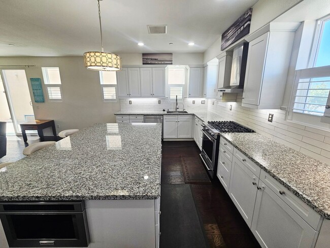 Building Photo - Gorgeous Stand Alone Town Home / Rolling Hills Golf Club is your Back Yard