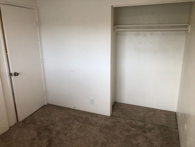 Building Photo - Updated 2 bedroom 1 1/2 bath duplex in Spr...