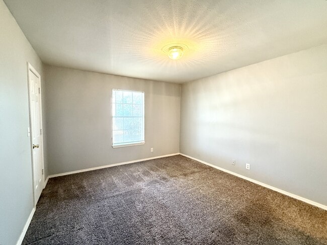 Building Photo - 2305 Cimmaron Dr