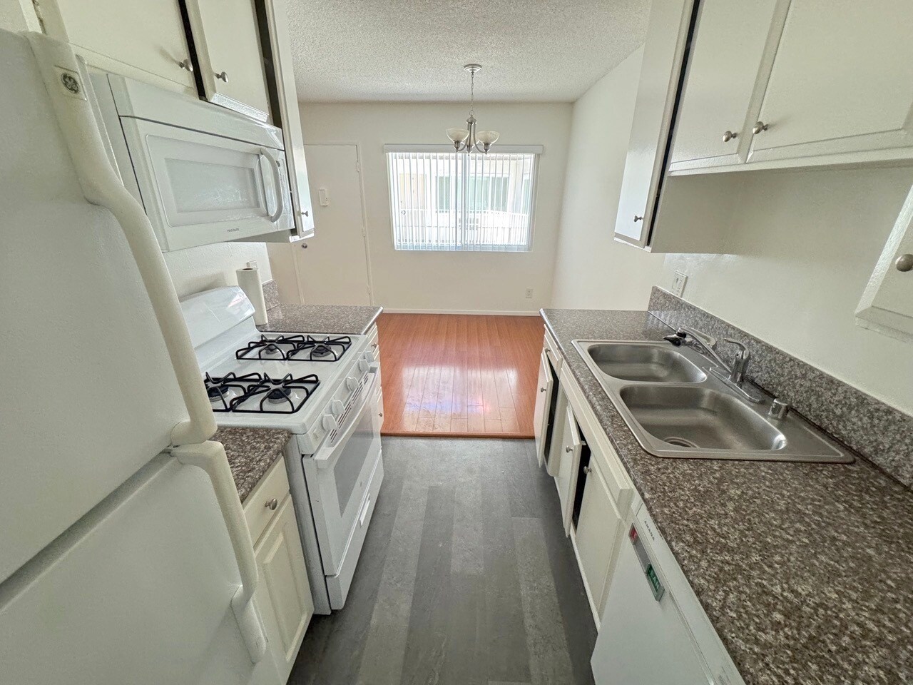 Building Photo - 447 W Elk Ave