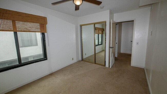 Building Photo - Stylish Sea Colony 3-Level Townhome!