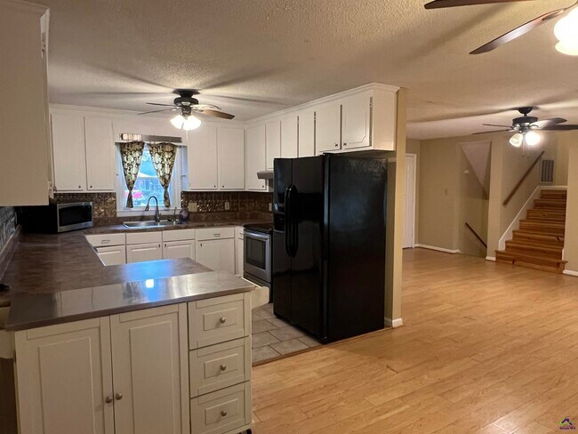 Building Photo - 212 Highland Dr